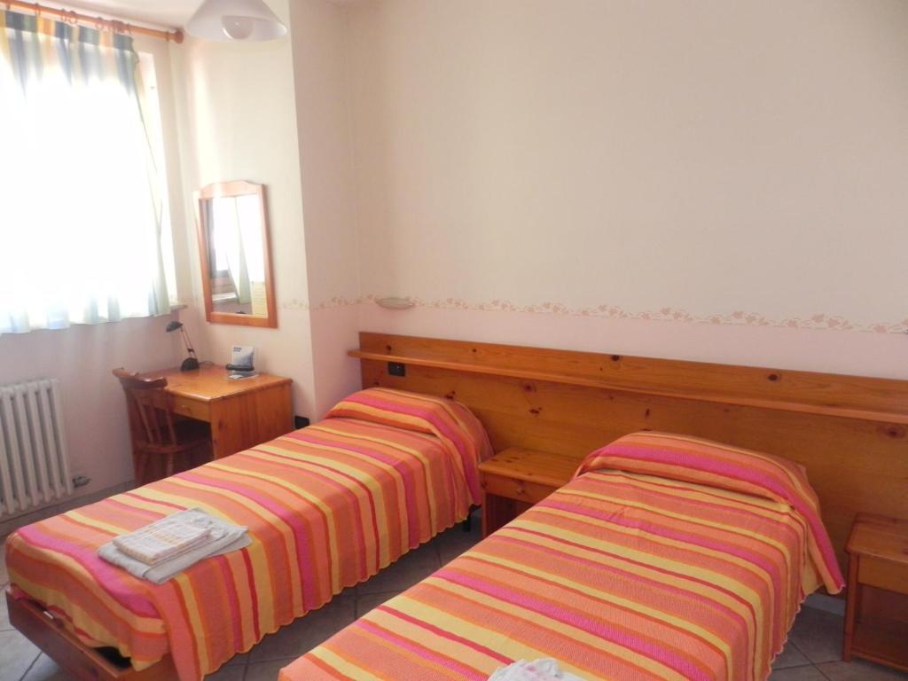 Hotel Ristorante Belsito Borgo San Dalmazzo Ruang foto